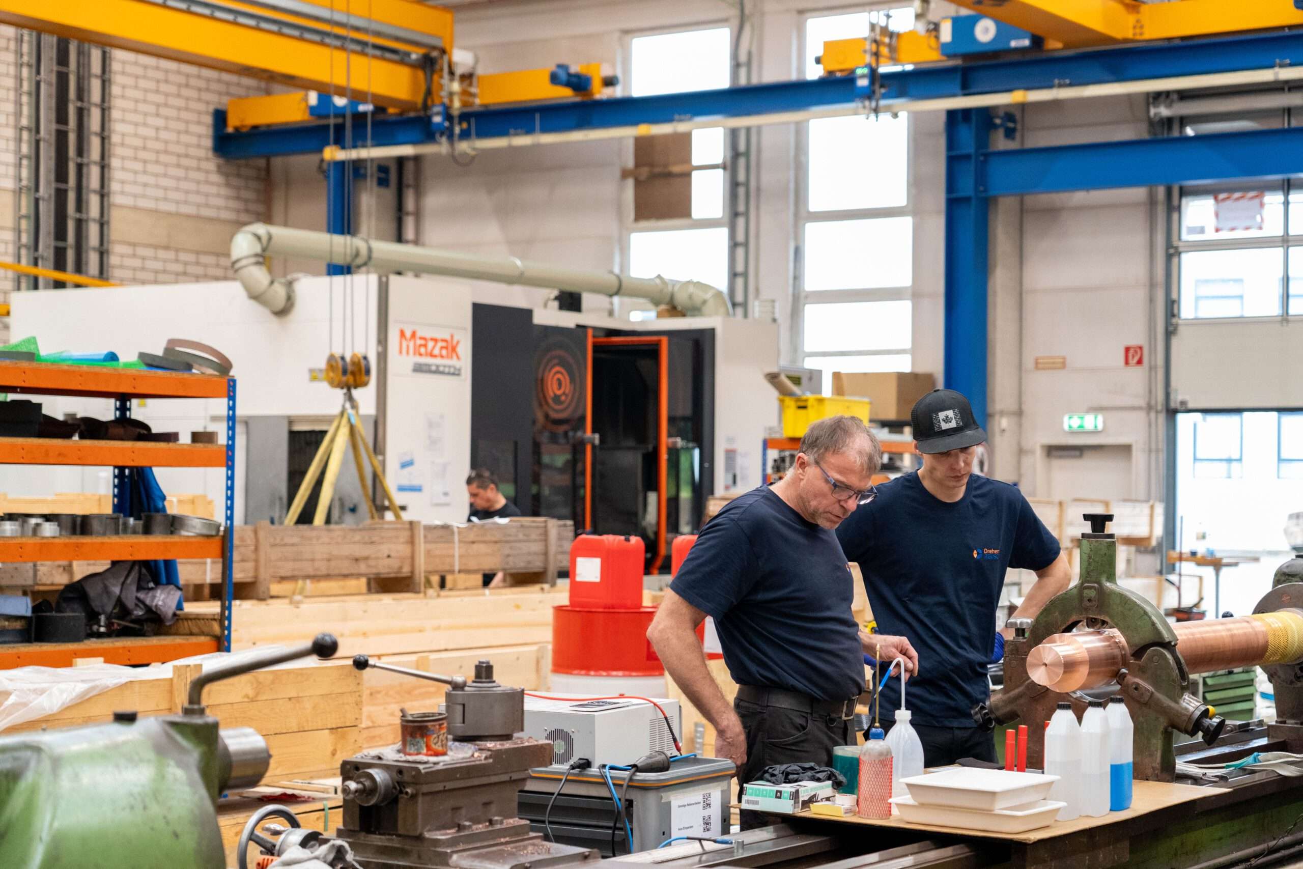 Mitarbeiter bei Dreherei Reusch in der CNC-Fertigung