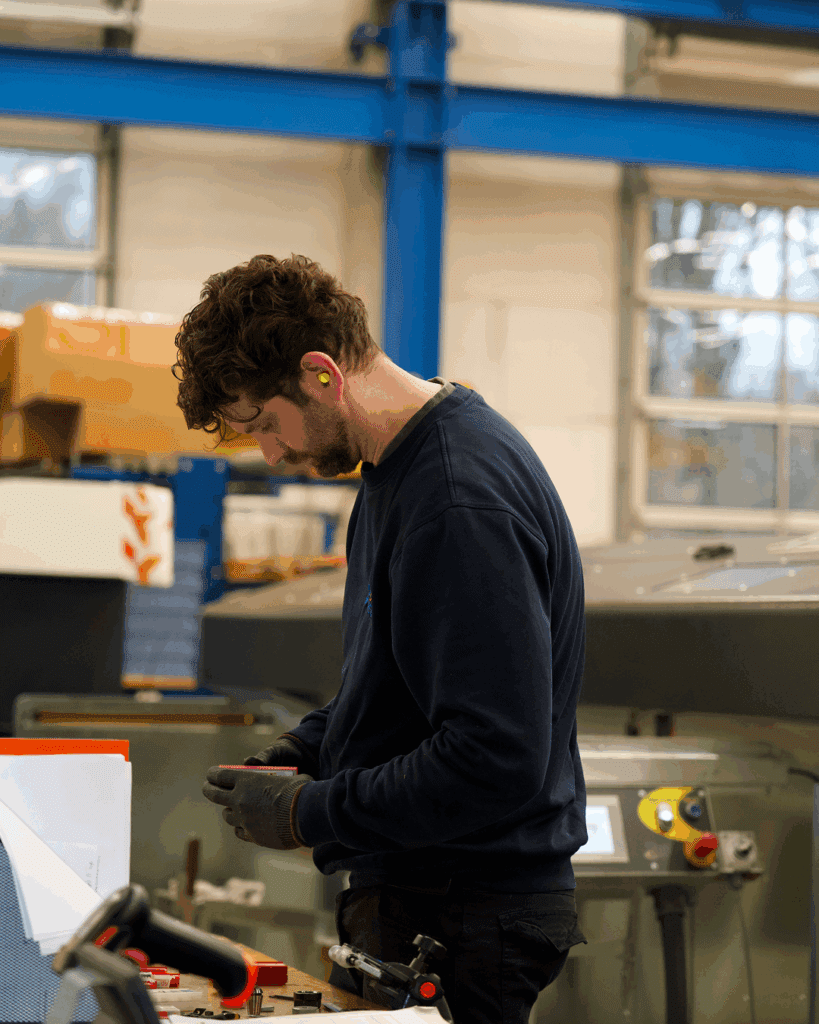 Zwischen Maschine, Messmittel und Kaffee: ganz normaler Alltag bei uns