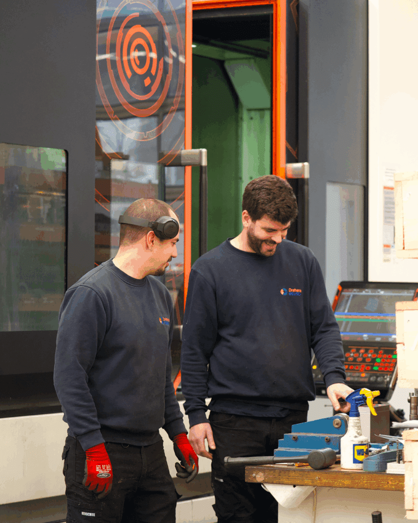 Kurzer Austausch an der Maschine, ein Blick fürs Detail – und weiter geht’s.