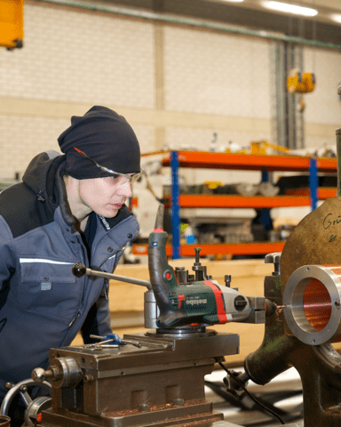 Mitarbeiter In Aktion – Fokus denn jetzt geht es um Mikrometer